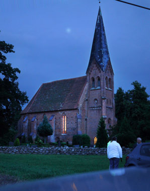 Buchholzer Kirche am Abend